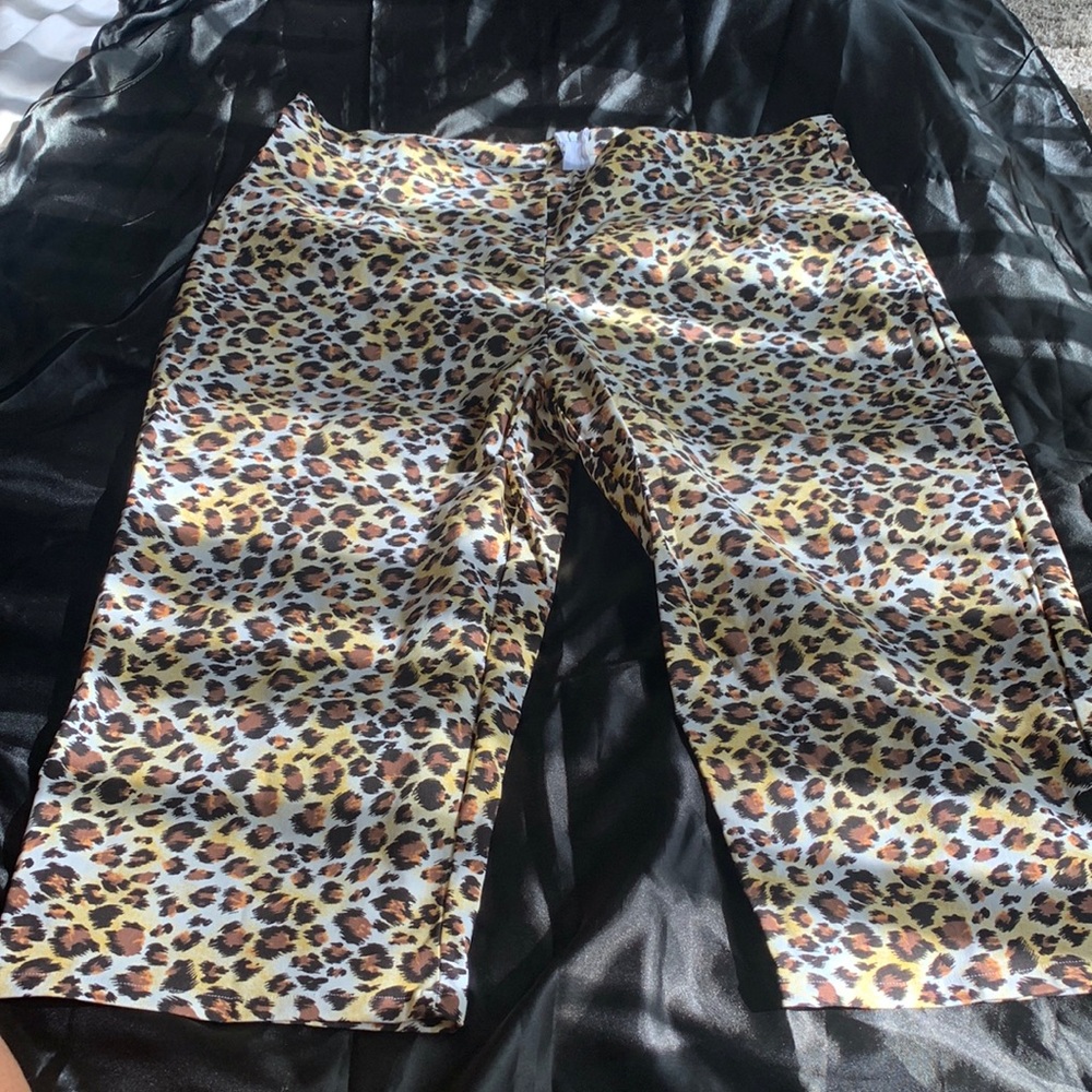 🐆Bettie page leopard capri pants🐆